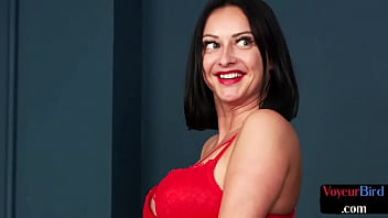 異人種間のデュオで上品な英国の盗撮は巨乳を披露します