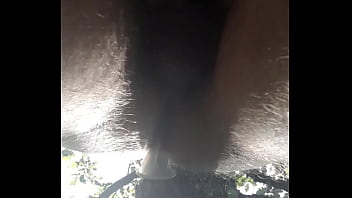 彼女が見ている間、私は木の上で自分自身をファックします