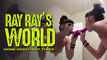 RAY RAY XXX раздевается в своей ванной и мастурбирует