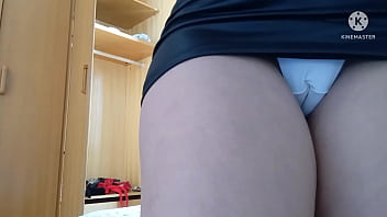 ズボンを離してプッシュを嗅ぎ、指をひび割れに通し、お尻を換気に向けました...