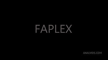 若いモデルのリタはアーティストを誘惑することを決意し、ハードなアナルファックを得る FLX007
