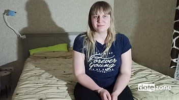 恥ずかしがり屋のぽっちゃり主婦が初めてポルノでカムに