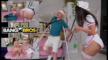BANGBROS-ジョニーラブが病んでいる父の曲がりくねったラテンナースバイオレットマイヤーズを乗っ取る