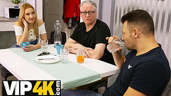 DADDY4K。興奮した金髪が台所に忍び込み、BFの老父を誘惑する