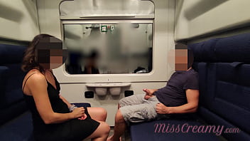 ディックフラッシュ-私は公共の電車の中で先生の前で私のコックを引き出して、私が口の中で中出しするのを手伝います4K-それは非常に危険です近くの見知らぬ人にほとんど捕まえられます-MissCreamy