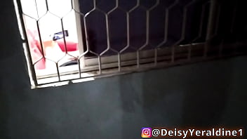 つかまった。通りを歩いていると、彼女の家の窓から隣人が見えます。彼女が黒人BBCのポルノを見てオナニーしているのを覗き見します。私の貪欲な隣人は輪姦を見てオナニーしています。とても雌犬です。最終的に彼女は私を見つけて逃げました