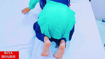 義姉の青いサルワールを見て、義兄は誘惑された。その後、義姉はサルワールを開き、彼女の公正なお尻を見せた。