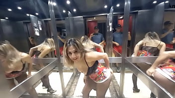 危険なアナルセックス。エレベーターの中でアナルセックスが始まり、お尻にペニスを突っ込んだままアパートに入ります。アナル中出し
