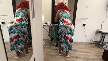 長いドレスを持ち上げて、成熟した肛門にディックを挿入することができます