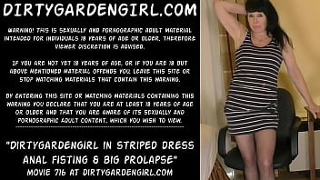 縞模様のドレスのアナルフィスティングと大きな脱出のDirtygardengirl