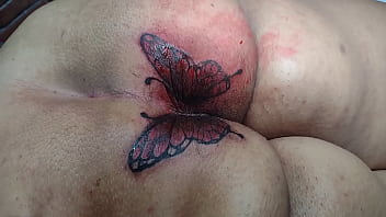 MARY BUTTERFLYは彼女のお尻のタトゥーをやり直し、夫のALEXANDREはいつものようにすべてを撮影して、みんなに見て、ジャークオフするように見せました。
