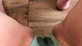 脈打つオーガズムになるまで濡れたパンティーでクリーミーなマンコをこすります