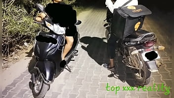 インドの若い女性の女の子が、はっきりとしたヒンディー語の声で、非常に激しくファックしている