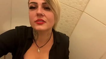 トイレのクレイジークラブにいる私！緊張感あふれる投稿だから投稿しました