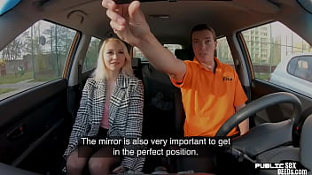ストッキングのティーンは家庭教師による公共の屋外の車のセックスを楽しんでいます