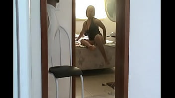 電気技師にパンティーなしで見せびらかす角の女性