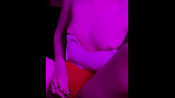 ステップシスターはオレンジ色のパンティーで夜に自慰行為をし、大きなディルドを自分に挿入することにしました