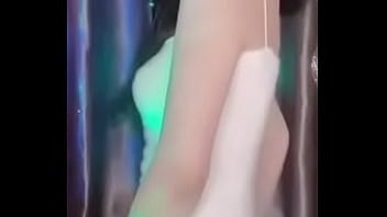 美しい女の子は、暑い季節に胸、お尻、おまんこを見せびらかして、p2をファックするディックを見つけます