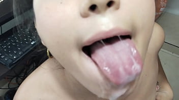 私は彼女に中出しするまで私のステプシスターからおいしいフェラを取得します