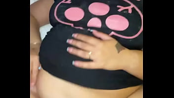 エモ娼婦は彼女が結婚式の夜の輪姦を望んでいることを認めます