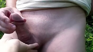 セクシーなママの熟女フリナは屋外で服を脱ぎ、若い男をけいれんさせました。男射精。古い若い外。タブー