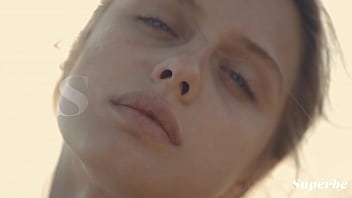 SUPERBE - (Amelie Lou) - Show de nudez solo erótico na praia com modelo lindo
