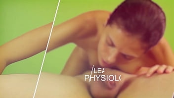 セクシーな不動産エージェントのジュリアは、取引を成功させるための最高の贈り物を受け取ります。ロイヤルフェラ：使用法。エピソード027。