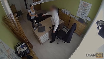 LOAN4K。甘い女性は貸し手と浮気することに何の抵抗もありません
