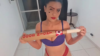 BAT GIRL DULCEを持っていると、彼女の攻撃が無駄になり、彼女の胸が見えます！ ALERQUINAセクシーでホット。