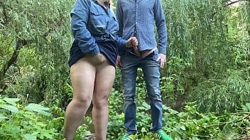 パンストオナニーでなじみのない熟女が屋外で私のディックを搾乳しました