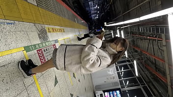 公園野餐約會 - 偷偷摸摸睡在一起的情侶，在男友旁邊射精