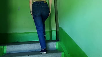 公のセックス。入り口でクソしているとほとんど気づかれました