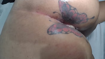 MARY BUTTERFLY幸せで笑顔で、コンドームなしで友達に引っ張られて犯されて、流れてくる精液のお尻を詰まらせます。これはすべて、すべてを撮影するコーニーニョの前で行われます。