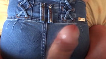 夫が私を犯す前に彼のコックで私を激しく与える方法を私のお尻で感じることは私を魅了します