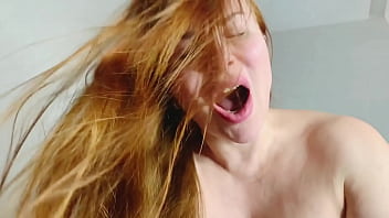 大きなおっぱいを持った義母は彼の部屋で彼女の継子をファックします