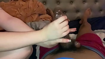 ブロンドの角質の義母は驚くべき手コキで彼女の手にすべての息子を絶頂させます