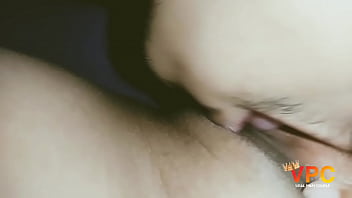 フィリピン人の女の子が汚い話で彼女をなめる男を撮影しました