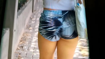 彼女の美しいお尻と寝取られの撮影を見せている妻