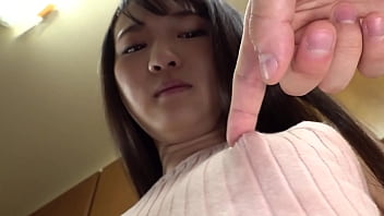 9 没有胸罩！？ 一个美丽的小乳房店员没有注意到她已经竖起的乳头，让我对她的工作外表感到兴奋......[第 2 部分]