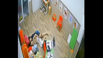 カメラ目線の義兄と不倫している妻を発見
