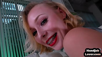 HJsmalltits若い女性が汚い話をして油を塗ったPOVコックを手に入れる