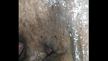非常に汚いものは彼女のお尻にうんちを持っていました: 私はバイアグラを釘付けにし、私のディックと私の舌で彼女のお尻を開き、私は彼女の穴を撮影しました.抗議するが、雌犬はそれを愛している