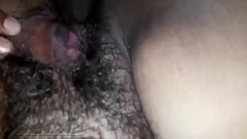私の雌犬はお尻でロールを取り、おいしいうめき声