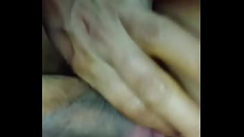 私の妻は彼女の恋人の濡れたペニスを彼女の膣にこすりつけます。動画の再生回数が1万回に達する