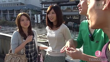 旅行の恥を気にしませんか？彼女は夫よりも大きなペニスを持っていることをとても嬉しく思っています！夫の不貞を解消するために旅に出た人妻と温泉に入る前にセクシーな汗をかきまくりました！ -イントロ