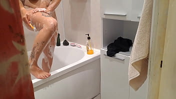 私の若い女性の義理の妹をスパイして、けいれんします。彼女が私に気づかないことを願っています。いつか彼女のオマンコに中出ししたい