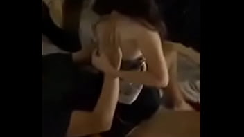 一方は足を引きずり、もう一方は休む