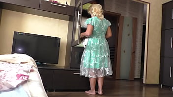 彼女が彼女の大きなお尻を見せたとき、熟女の通常の家事はアナルセックスに変わりました