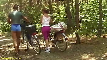 72歳のおばあちゃんとの本物の自転車ツアー