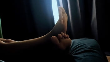 ホーム ビデオ : 夫が仕事中に隣人のチンポをしごく